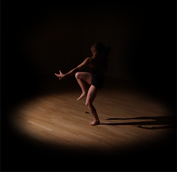 image de Claudie Gatineau en train de danser qui renvoie vers un lien vidéo YouTube de making of de danse du film Trois Cent Mille kilomètres par seconde (300 000 km/s)
